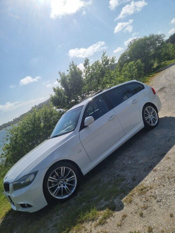 Vit Begagnad 2010 BMW 320 Comfort Edition Kombi | 95 000 kr (Dyr) - Bild 1/4