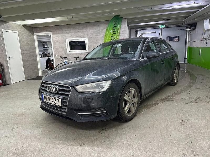 Svart Begagnad 2015 Audi A3 Sportback Attraction Halvkombi | 118 900 kr (Bra pris) - Bild 1/4