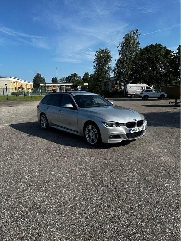 Silver Begagnad 2017 BMW 320 M Sport Kombi | 240 000 kr (Dyr) - Bild 1/4
