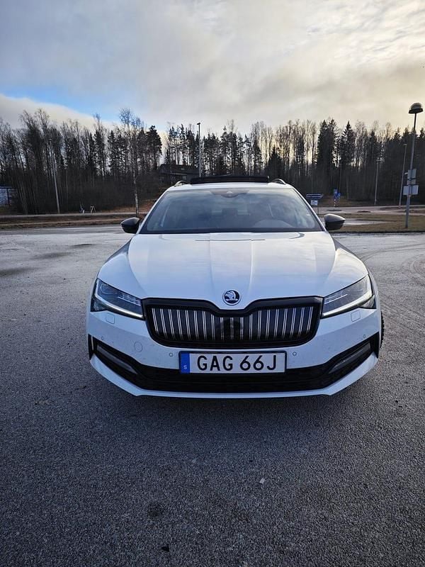 Begagnad 2020 Skoda Superb SportLine Kombi | 235 000 kr (Marknadspris) - Bild 1/4
