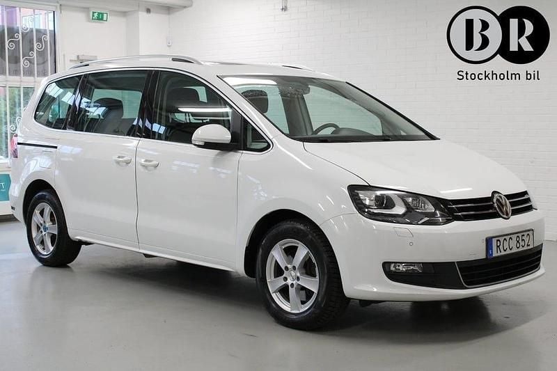 Vit Begagnad 2018 VW Sharan Minibuss | 249 900 kr (Bra pris) - Bild 1/4