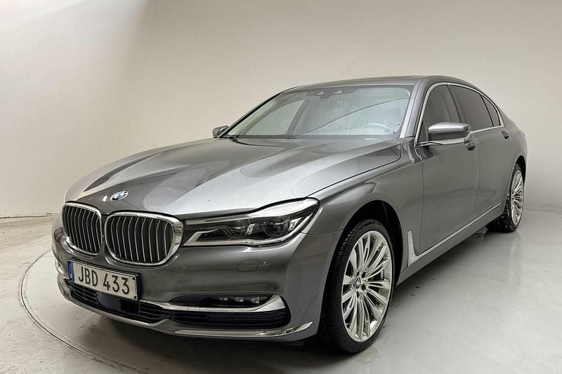 Grå Begagnad 2016 BMW 750L Executive Sedan | 425 000 kr - Bild 1/4