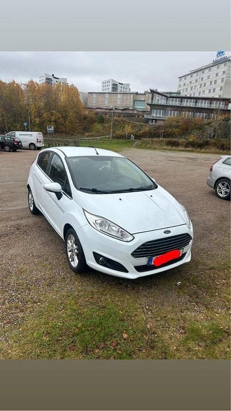 Vit Begagnad 2017 Ford Fiesta Titanium Halvkombi | 70 000 kr (Bra pris) - Bild 1/4