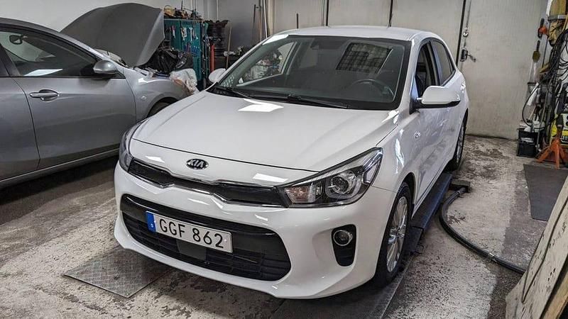 Vit Begagnad 2018 Kia Rio Halvkombi | 139 500 kr (Marknadspris) - Bild 1/4