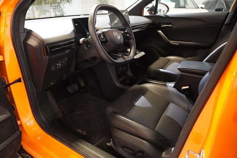 Begagnad MG MG4 EV 150 kW (204 HK) 2022 Orange Halvkombi