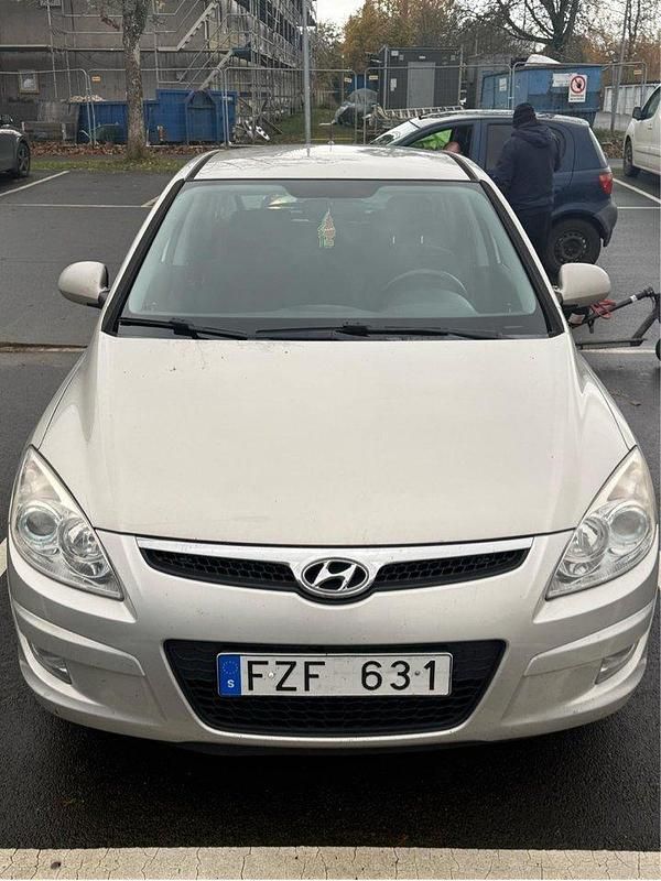 Silver Begagnad 2008 Hyundai i30 Halvkombi | 28 000 kr (Bra pris) - Bild 1/4