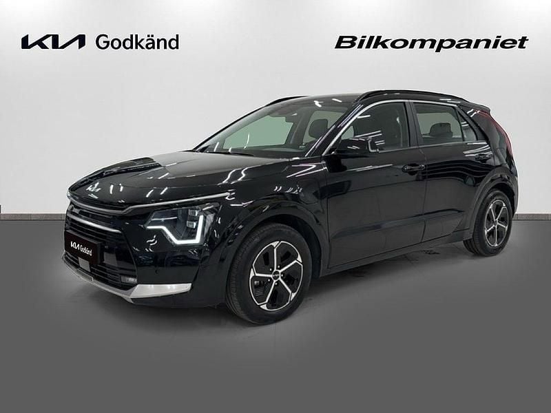 Svart (aurora black pearl ) Begagnad 2024 Kia Niro SUV | 344 900 kr (Marknadspris) - Bild 1/4