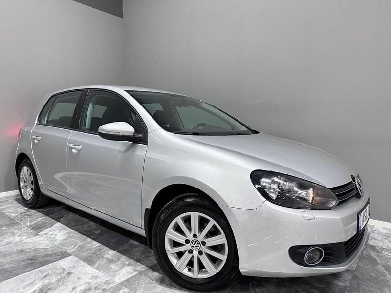 Silver Begagnad 2010 VW Golf Halvkombi | 64 900 kr (Marknadspris) - Bild 1/4