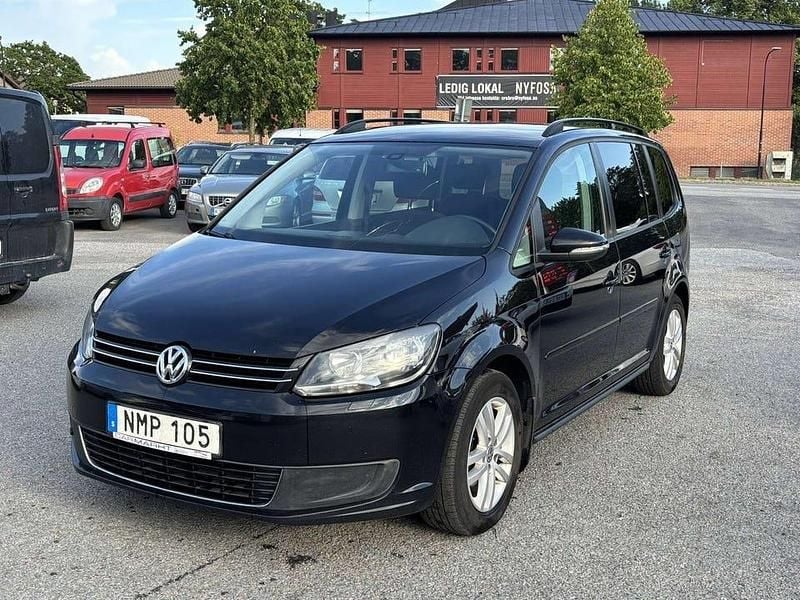 Svart Begagnad 2014 VW Touran Minibuss | 59 900 kr (Superpris) - Bild 1/4