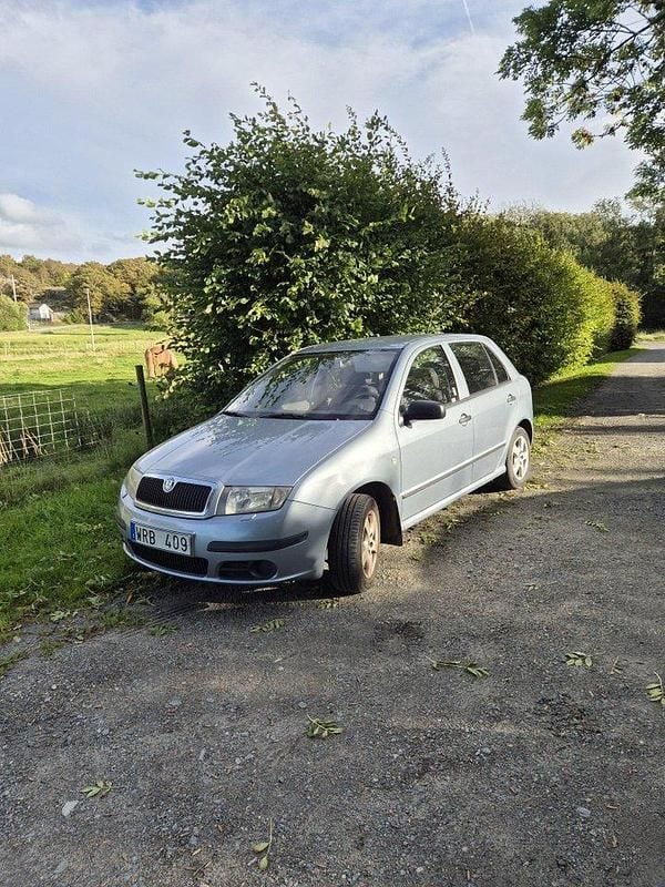 Grå Begagnad 2005 Skoda Fabia Halvkombi | 17 500 kr (Marknadspris) - Bild 1/3