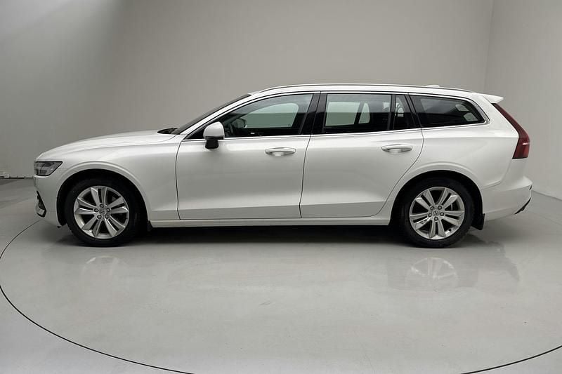 Begagnad Volvo V60 Momentum 197 HK (144 kW) 2021 Vit Kombi