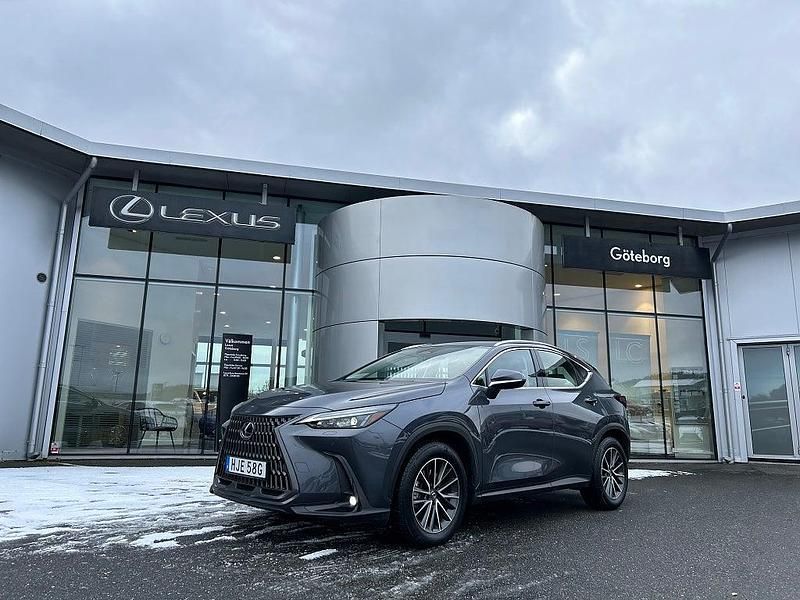Grå Begagnad 2025 Lexus NX350h Business Edition SUV | 489 000 kr (Lite dyr) - Bild 1/4
