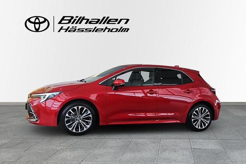 Begagnad Toyota Corolla Hybrid Style 141 HK (103 kW) 2023 Röd Halvkombi