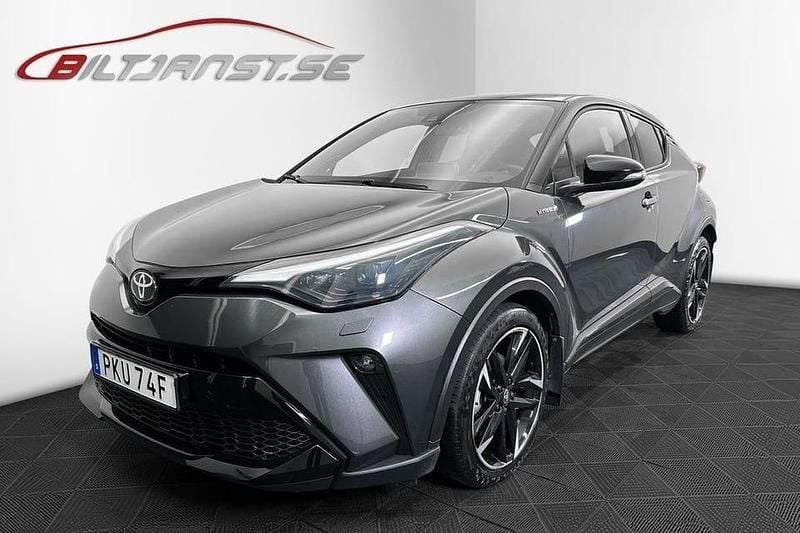 Mörkgrå (grå) Begagnad 2021 Toyota C-HR Sport SUV | 309 900 kr (Marknadspris) - Bild 1/4