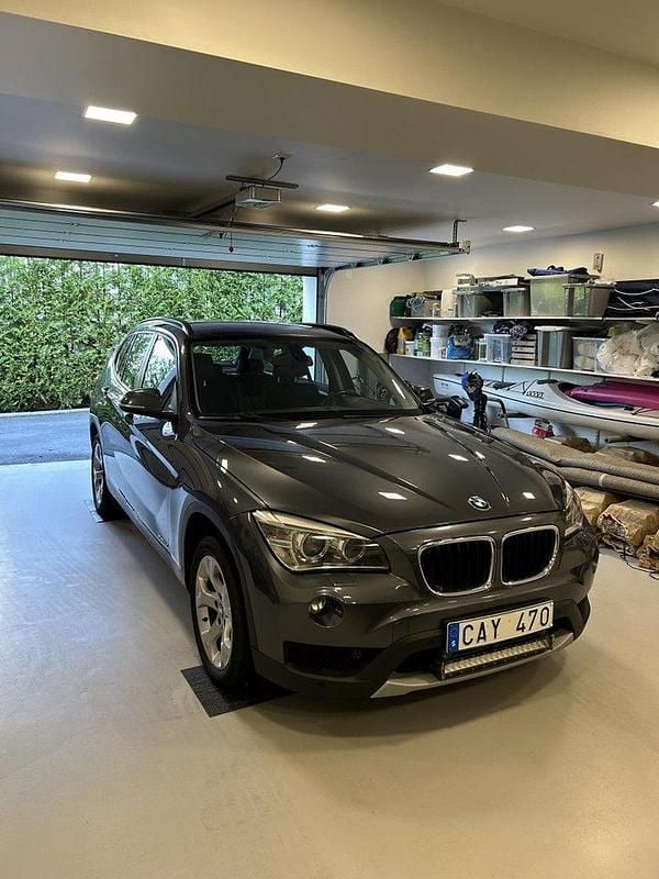 Grå Begagnad 2014 BMW X1 SUV | 125 000 kr (Bra pris) - Bild 1/4