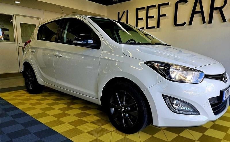 Vit Begagnad 2014 Hyundai i20 Select Halvkombi | 59 900 kr (Marknadspris) - Bild 1/4