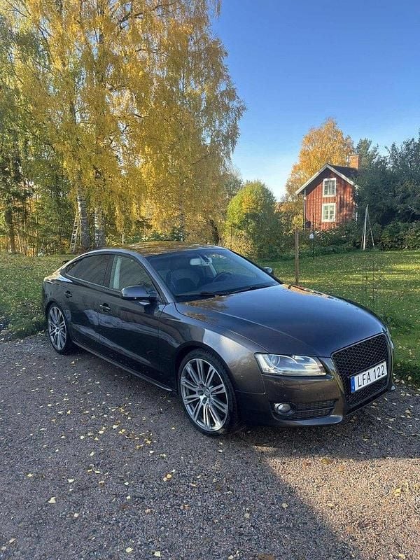 Grå Begagnad 2011 Audi A5 Sportback Comfort Halvkombi | 125 000 kr (Marknadspris) - Bild 1/4