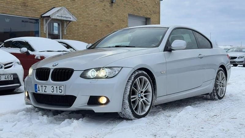 Begagnad BMW 325 Comfort Edition 218 HK (160 kW) 2010 Ljusgrå Sportkupé
