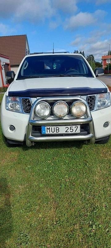 Vit Begagnad 2012 Nissan Navara Pickup | 85 000 kr (Marknadspris) - Bild 1/4