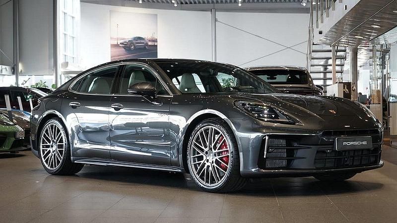 Grå Ny 2025 Porsche Panamera 4S Sedan | 1 495 000 kr - Bild 1/4