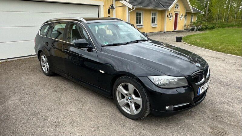 Svart Begagnad 2011 BMW 320 Comfort Edition Kombi | 75 000 kr (Marknadspris) - Bild 1/4