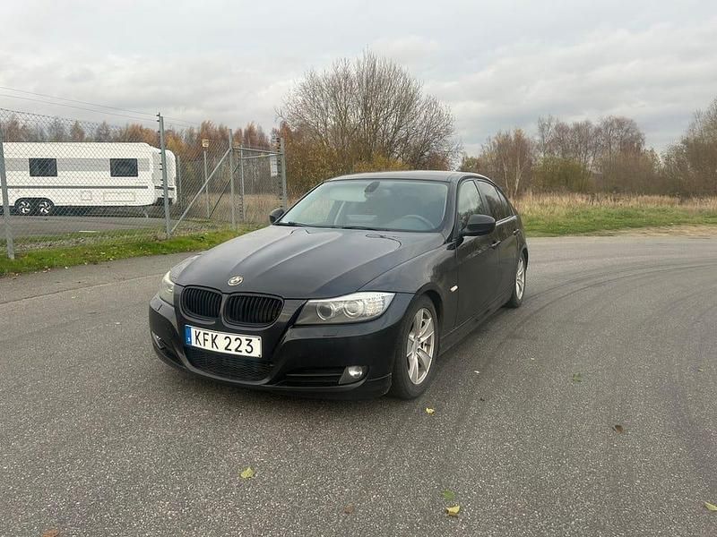 Begagnad 2010 BMW 320 Sedan | 64 900 kr (Marknadspris) - Bild 1/4