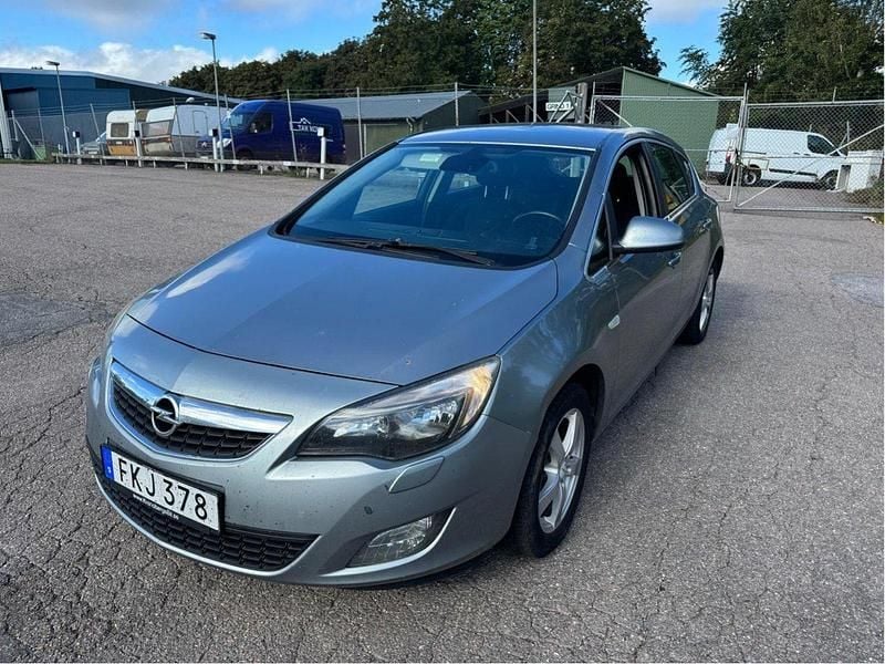 Grå Begagnad 2010 Opel Astra Enjoy Halvkombi | 19 000 kr (Superpris) - Bild 1/4
