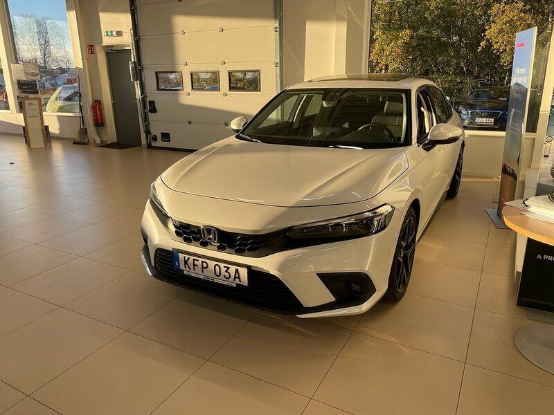 Vit (platinum white met ) Ny 2024 Honda Civic Halvkombi | 419 900 kr (Dyr) - Bild 1/2