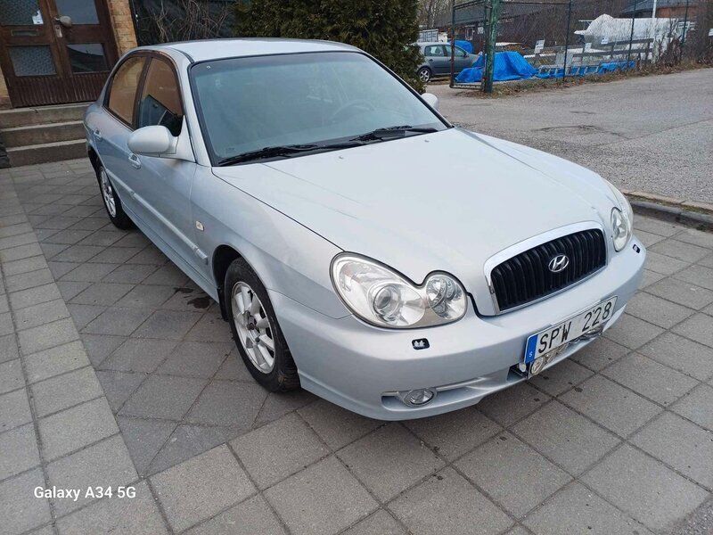 Ljusgrå (grå) Begagnad 2003 Hyundai Sonata Sedan | 27 000 kr - Bild 1/4