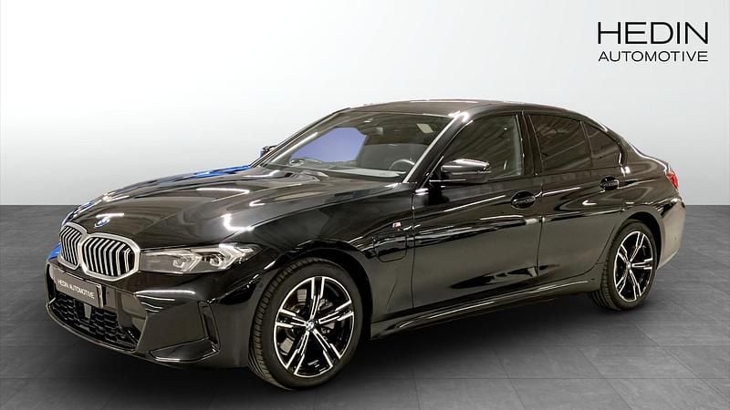 Svart Begagnad 2025 BMW 330e Comfort Edition Sedan | 498 700 kr - Bild 1/4