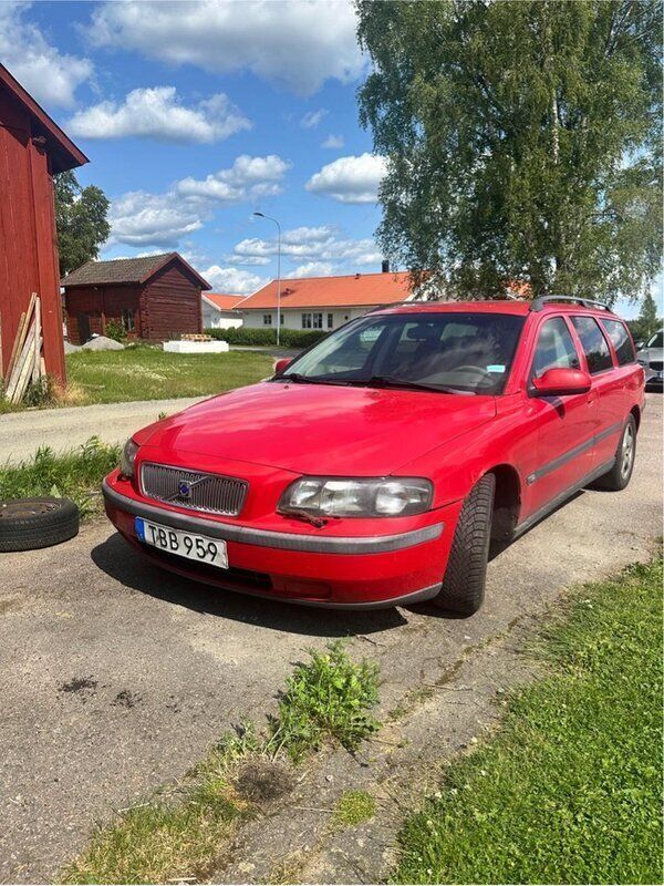 Röd Begagnad 2002 Volvo V70 Kombi | 12 000 kr (Bra pris) - Bild 1/4