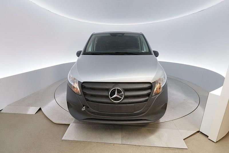 Silver (hightechsilver metallic) Ny 2025 Mercedes Vito Minibuss | 589 000 kr (Bra pris) - Bild 1/4
