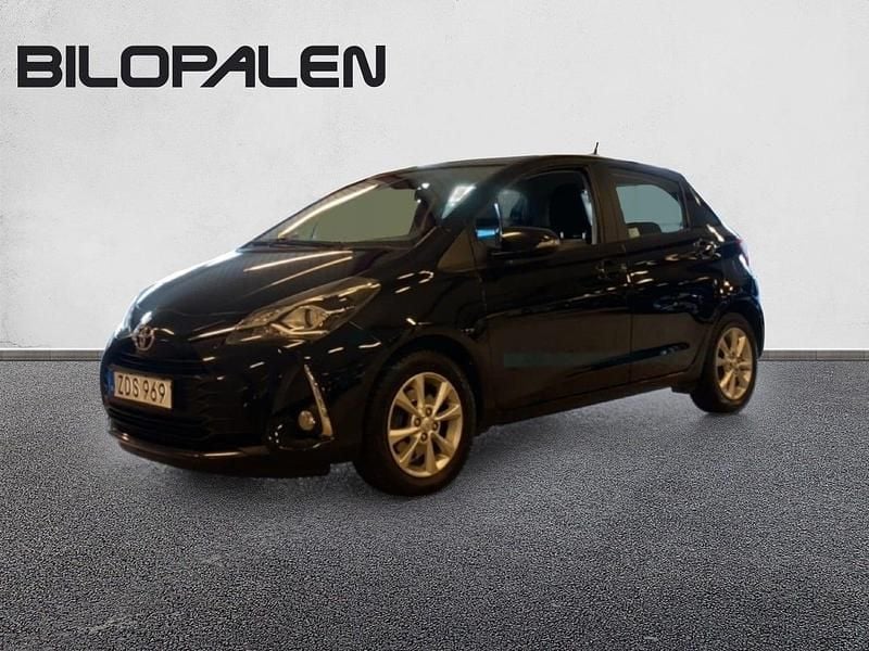 Svart Begagnad 2017 Toyota Yaris Halvkombi | 108 800 kr (Marknadspris) - Bild 1/4
