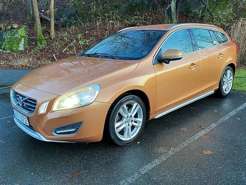 Brun Begagnad 2010 Volvo V60 Summum Kombi | 69 900 kr (Marknadspris) - Bild 1/4