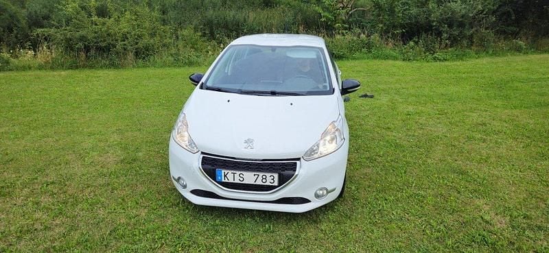 Vit Begagnad 2012 Peugeot 208 Halvkombi | 35 000 kr (Dyr) - Bild 1/4