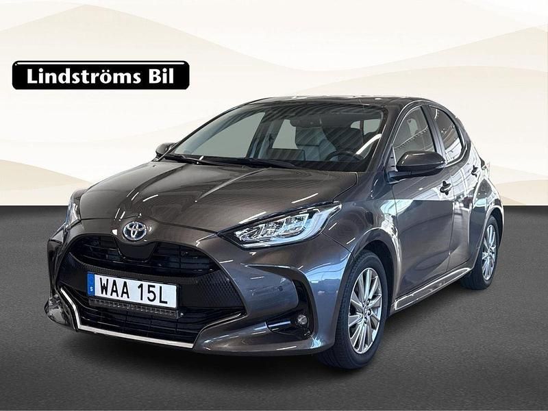 Mörkgrå (grå) Begagnad 2022 Toyota Yaris Hybrid Edition Halvkombi | 269 000 kr (Dyr) - Bild 1/3