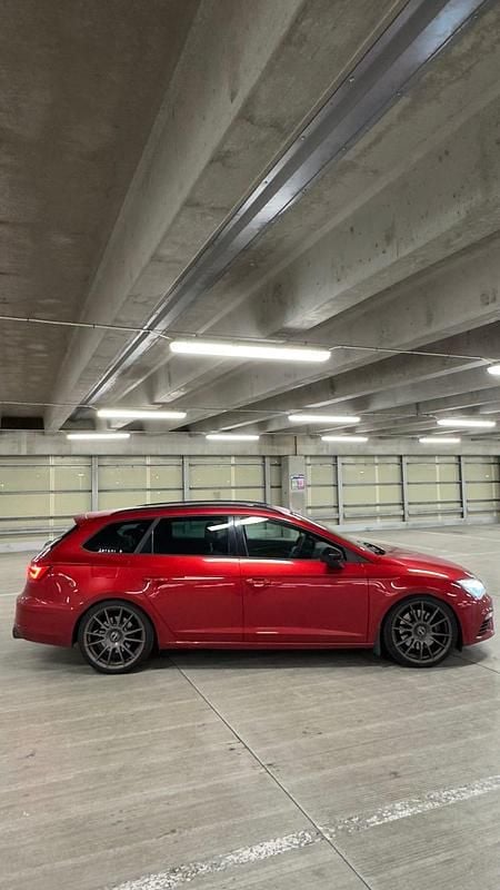 Röd metallic Begagnad 2019 Cupra Leon Kombi | 279 900 kr (Marknadspris) - Bild 1/4