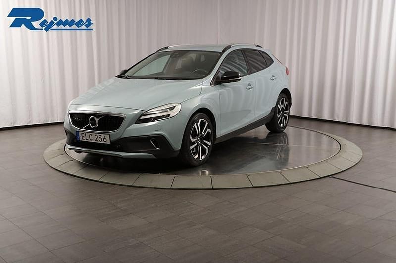 Ljusblå Begagnad 2018 Volvo V40 CC Pro Kombi | 214 800 kr (Marknadspris) - Bild 1/4