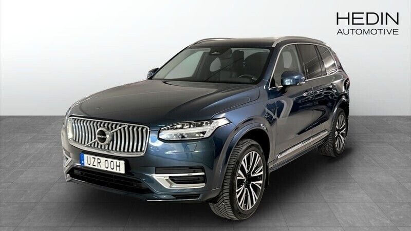 Mörkblå (blue) Begagnad 2022 Volvo XC90 Plus SUV | 579 000 kr (Marknadspris) - Bild 1/4