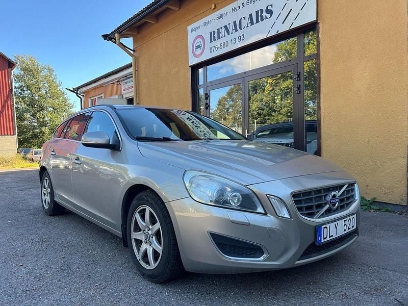 Ljusbrun (brun) Begagnad 2011 Volvo V60 Momentum Kombi | 74 900 kr (Marknadspris) - Bild 1/4