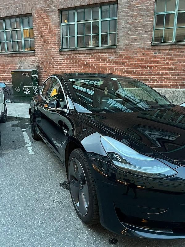 Begagnad Tesla Model 3 Standard Range Plus 239 kW (325 HK) 2020 Sedan