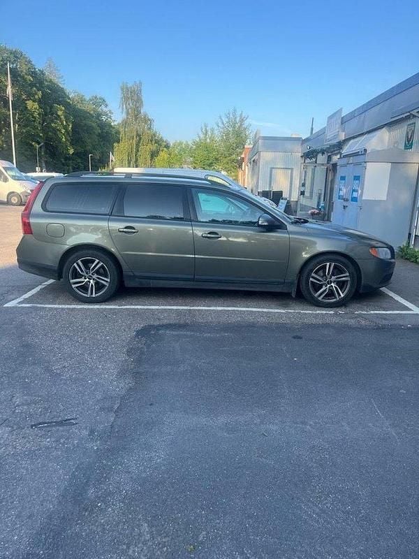 Grön Begagnad 2009 Volvo V70 Kinetic Kombi | 39 000 kr (Superpris) - Bild 1/2