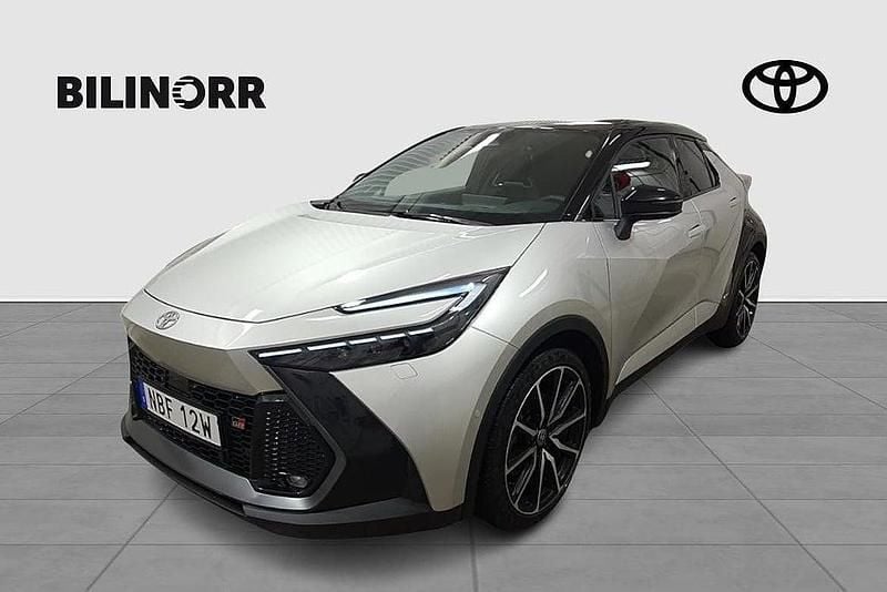 Silver Begagnad 2023 Toyota C-HR Sport SUV | 429 900 kr (Marknadspris) - Bild 1/4