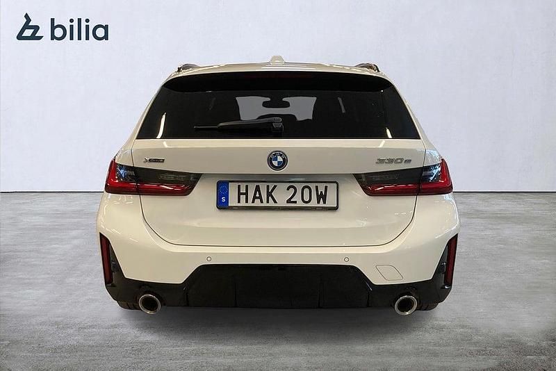 Begagnad BMW 330e M Sport 184 HK (135 kW) 2022 Vit Kombi
