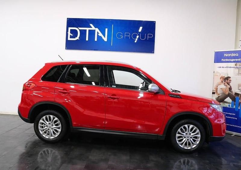 Röd Begagnad 2017 Suzuki Vitara SUV | 154 500 kr (Marknadspris) - Bild 1/4