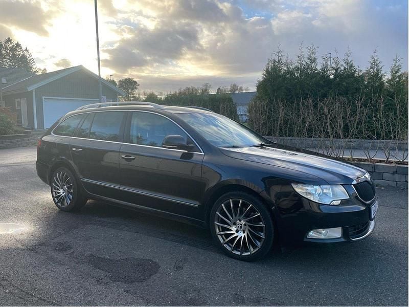 Svart Begagnad 2012 Skoda Superb Kombi | 45 000 kr (Superpris) - Bild 1/4