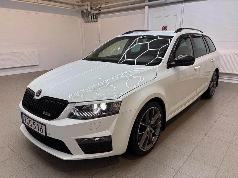 Vit Begagnad 2016 Skoda Octavia vRS Kombi | 159 900 kr (Lite dyr) - Bild 1/4