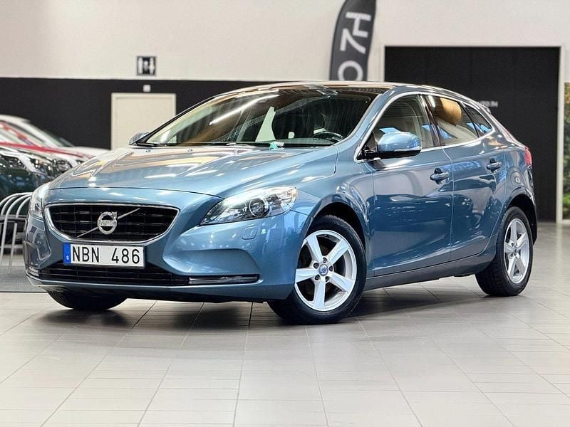 Blå Begagnad 2012 Volvo V40 Momentum Halvkombi | 104 900 kr (Marknadspris) - Bild 1/4