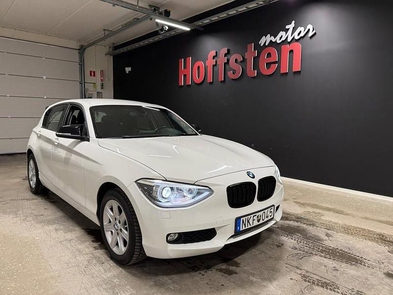 Vit Begagnad 2013 BMW 116 Halvkombi | 79 900 kr (Marknadspris) - Bild 1/4
