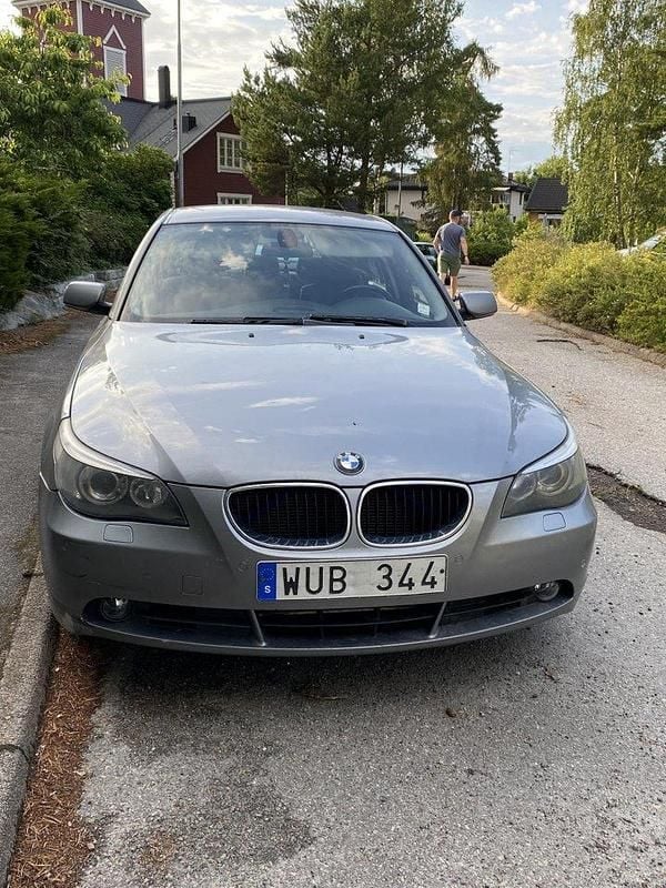 Grå Begagnad 2005 BMW 525 Sedan | 55 000 kr (Lite dyr) - Bild 1/4